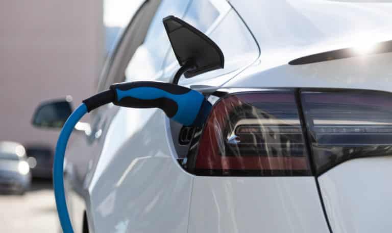 Coche eléctrico enchufado en un punto de recarga