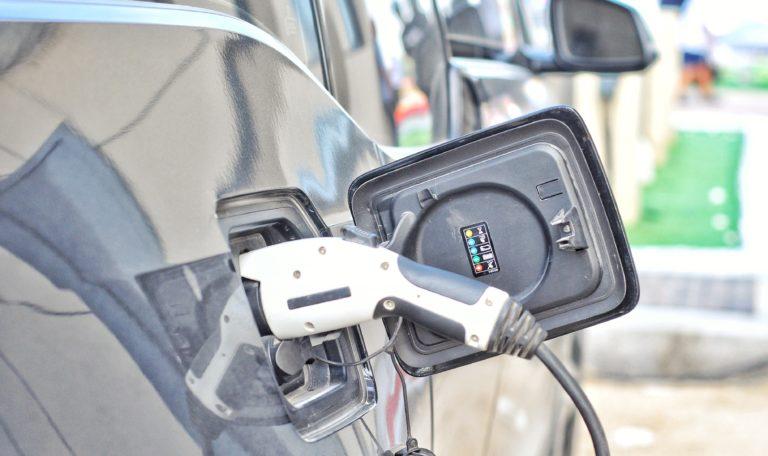 Coche eléctrico cargando en un punto de recarga
